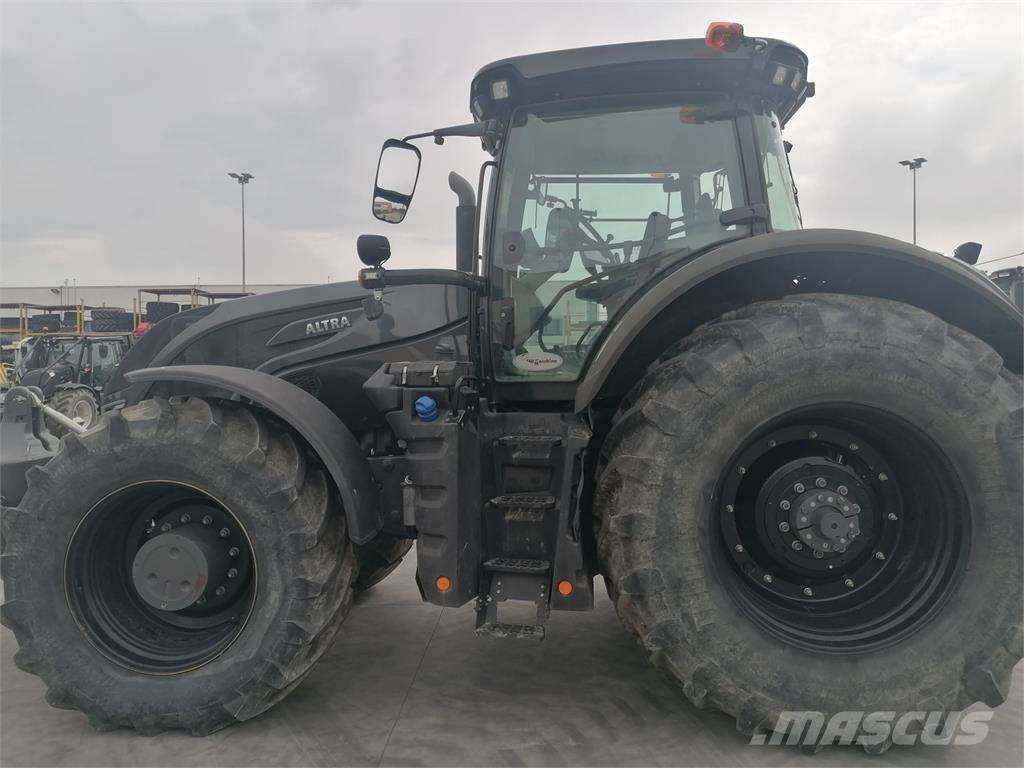 Valtra S324 Traktorji