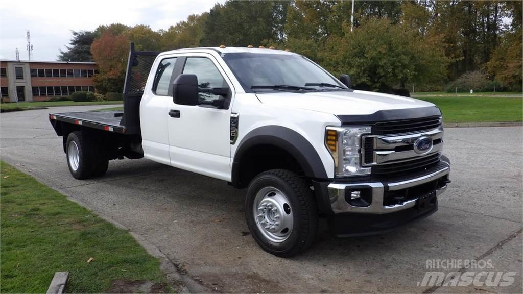 Ford F-550 Tovornjaki s kesonom/platojem