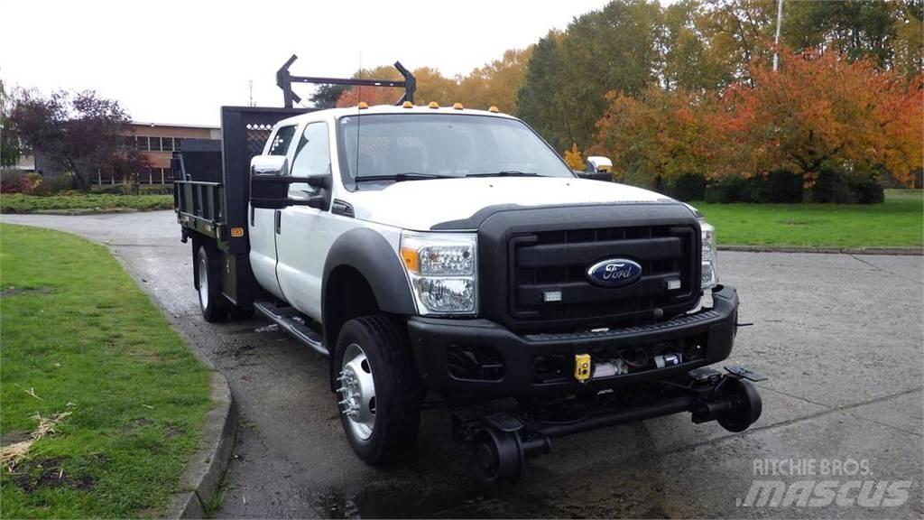 Ford F-550 Tovornjaki s kesonom/platojem