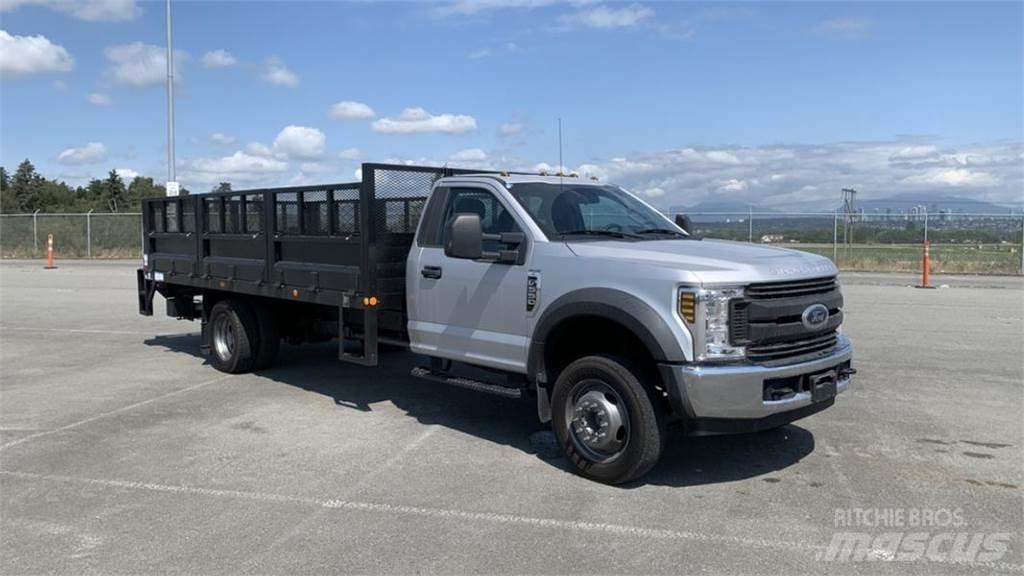 Ford F-550 Tovornjaki s kesonom/platojem