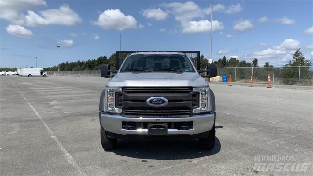Ford F-550 Tovornjaki s kesonom/platojem