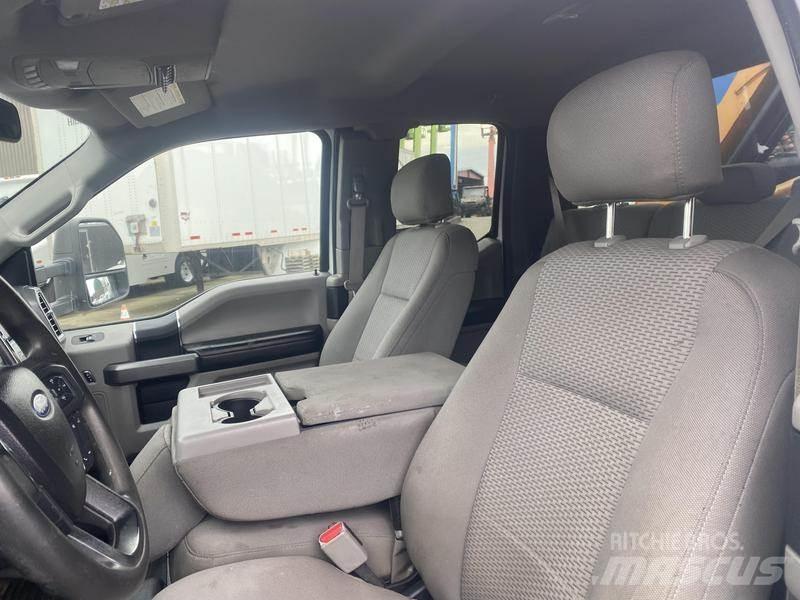 Ford F-550 Tovornjaki z žerjavom