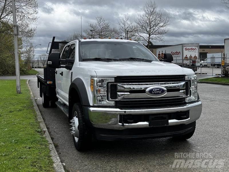 Ford F-550 Tovornjaki s kesonom/platojem