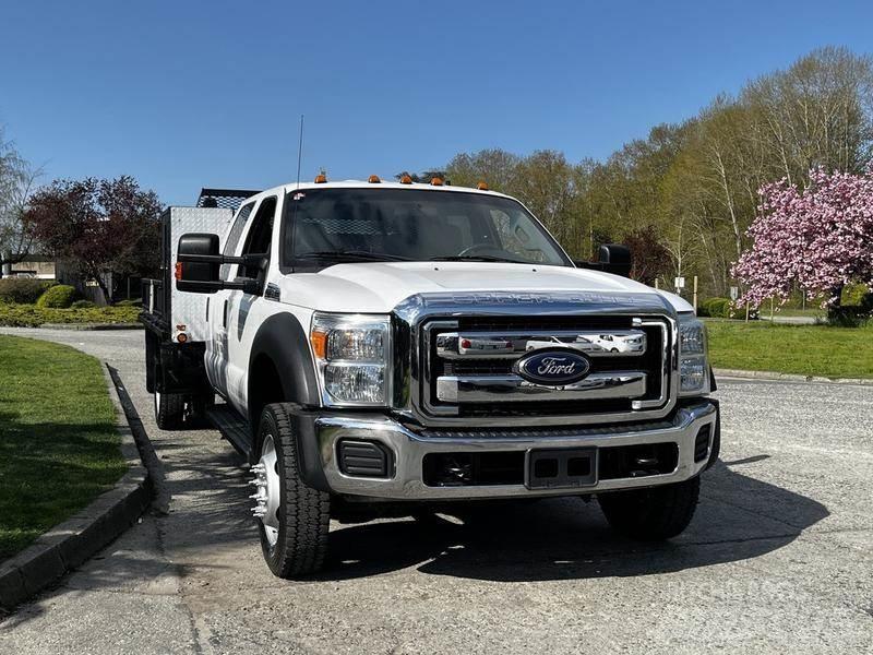 Ford F-550 Tovornjaki s kesonom/platojem