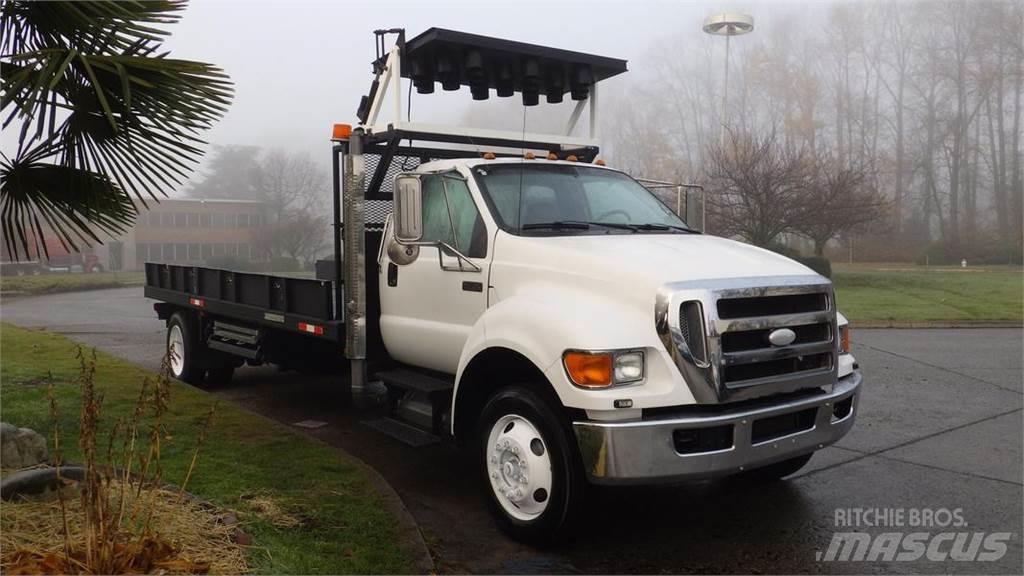 Ford F-750 Tovornjaki s kesonom/platojem