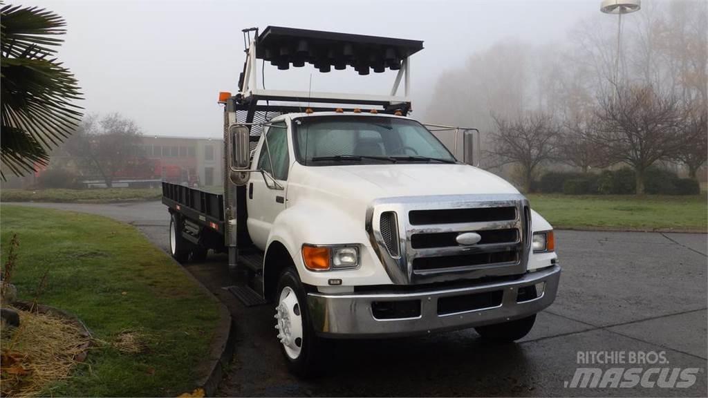 Ford F-750 Tovornjaki s kesonom/platojem