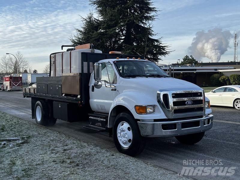 Ford F-750 Tovornjaki s kesonom/platojem