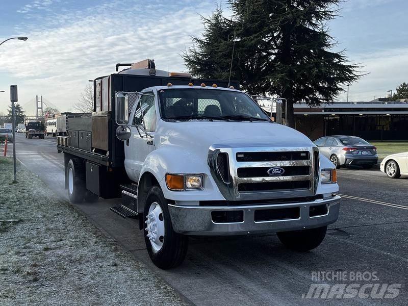Ford F-750 Tovornjaki s kesonom/platojem