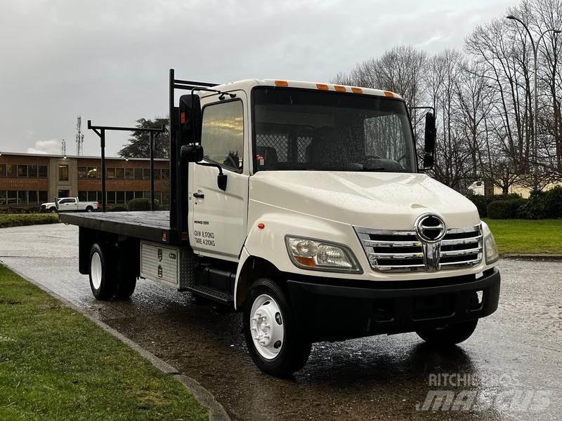 Hino 155 Tovornjaki s kesonom/platojem