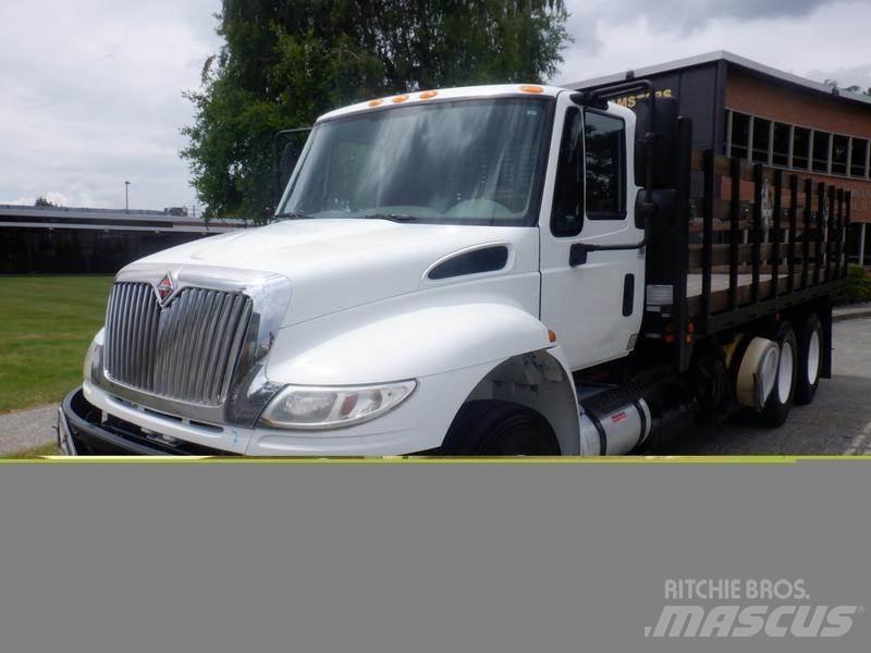 International 4400 Tovornjaki s kesonom/platojem