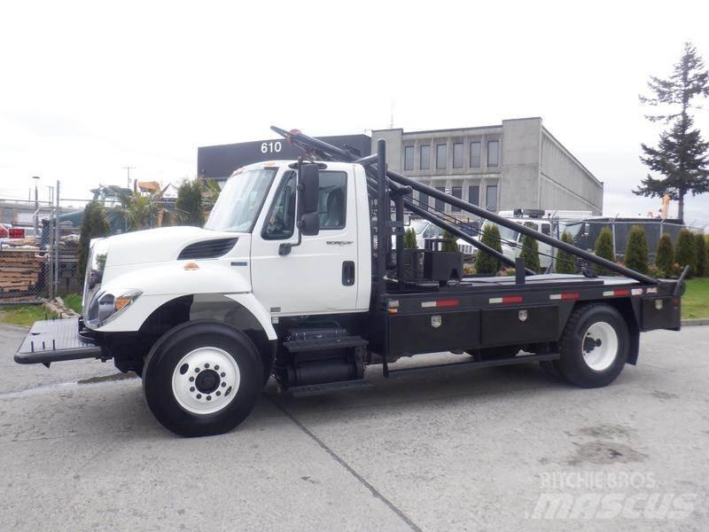 International 7300 Tovornjaki s kesonom/platojem