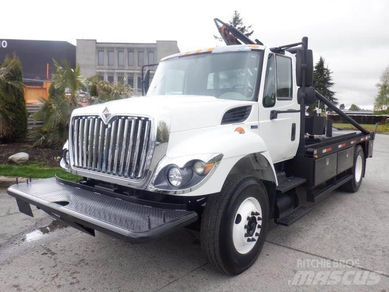 International 7300 Tovornjaki s kesonom/platojem