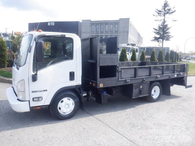 Isuzu NPR Tovornjaki s kesonom/platojem