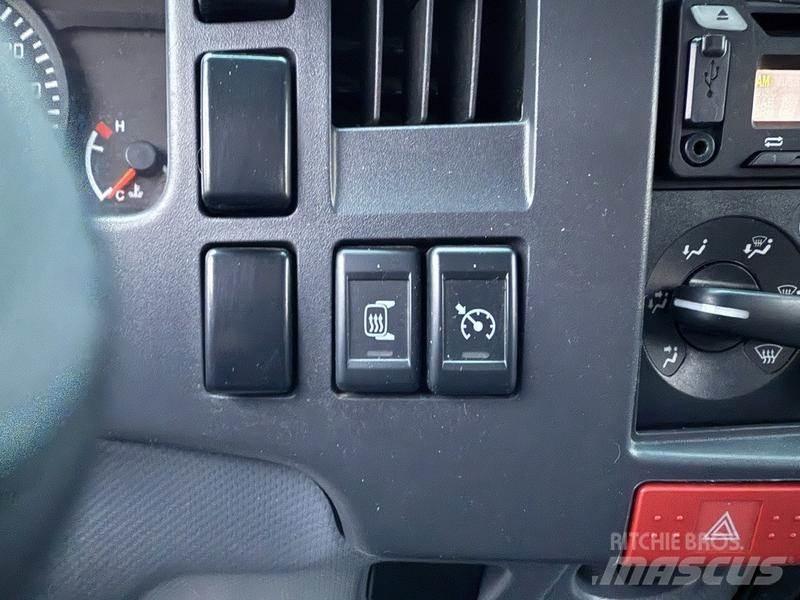 Isuzu NPR Tovornjaki s kesonom/platojem