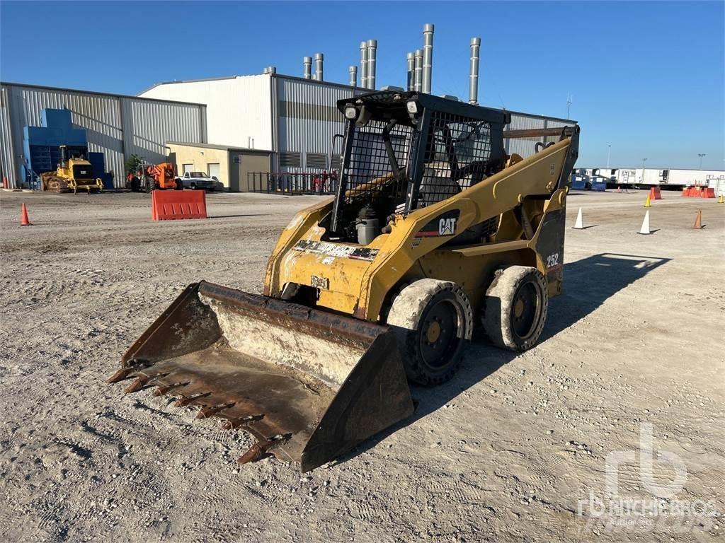 CAT 252 Skid steer mini nakladalci