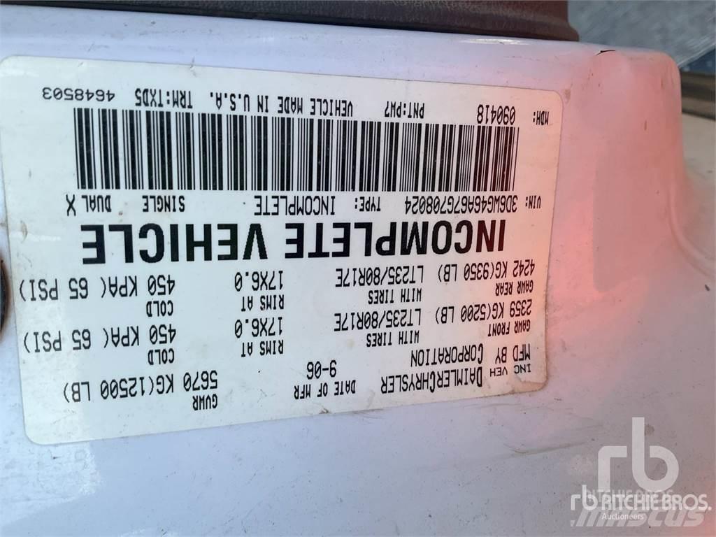 Dodge 3500 Tovornjaki s kesonom/platojem
