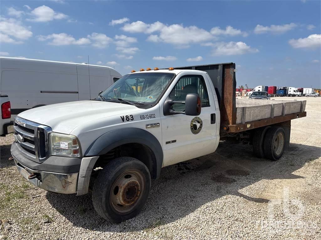 Ford F-550 Tovornjaki s kesonom/platojem