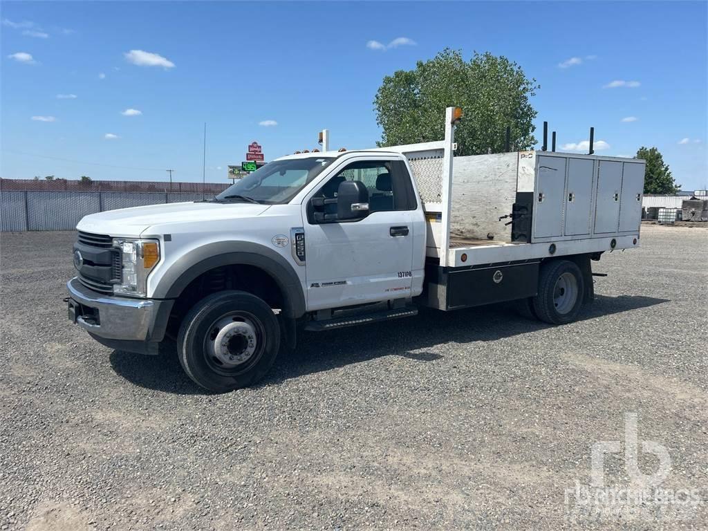 Ford F-550 Tovornjaki s kesonom/platojem