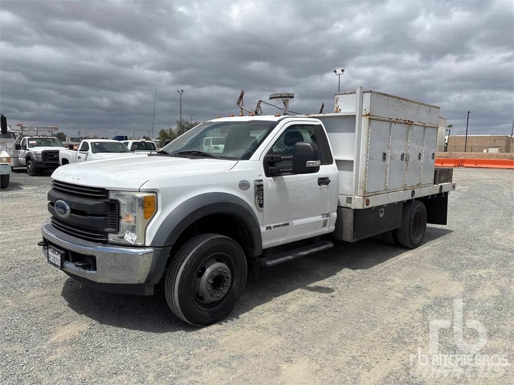 Ford F-550 Tovornjaki s kesonom/platojem