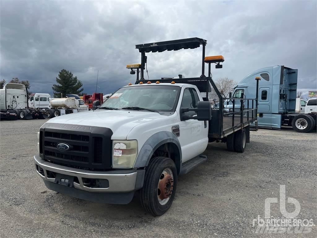 Ford F-550 Tovornjaki s kesonom/platojem