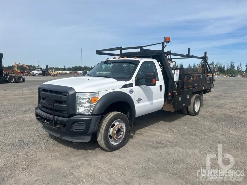 Ford F-550 Tovornjaki s kesonom/platojem