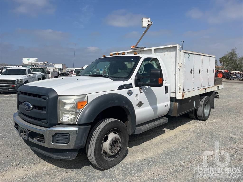 Ford F-550 Tovornjaki s kesonom/platojem
