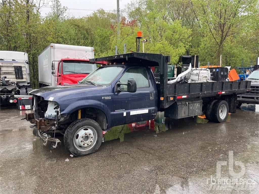 Ford F-550 Tovornjaki s kesonom/platojem