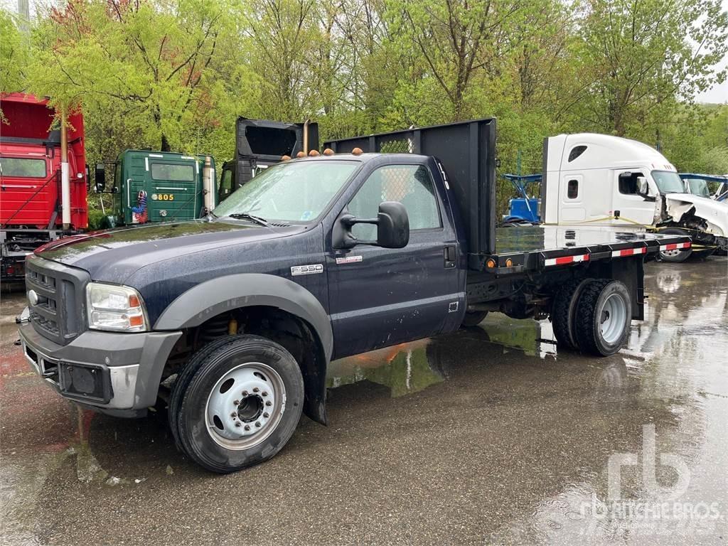 Ford F-550 Tovornjaki s kesonom/platojem