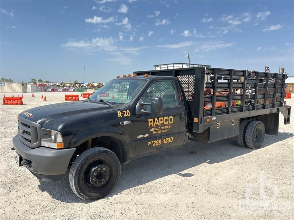 Ford F-550 Tovornjaki s kesonom/platojem