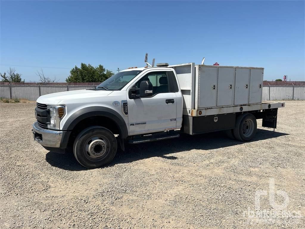 Ford F-550 Tovornjaki s kesonom/platojem