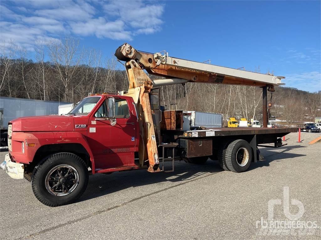 Ford F-700 Tovornjaki z žerjavom