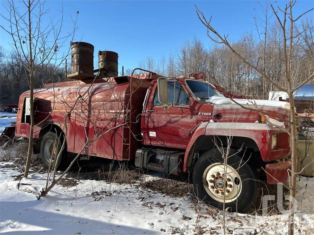 Ford F7000 Tovornjaki cisterne