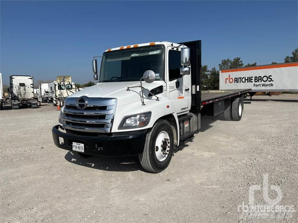 Hino 268 Tovornjaki s kesonom/platojem