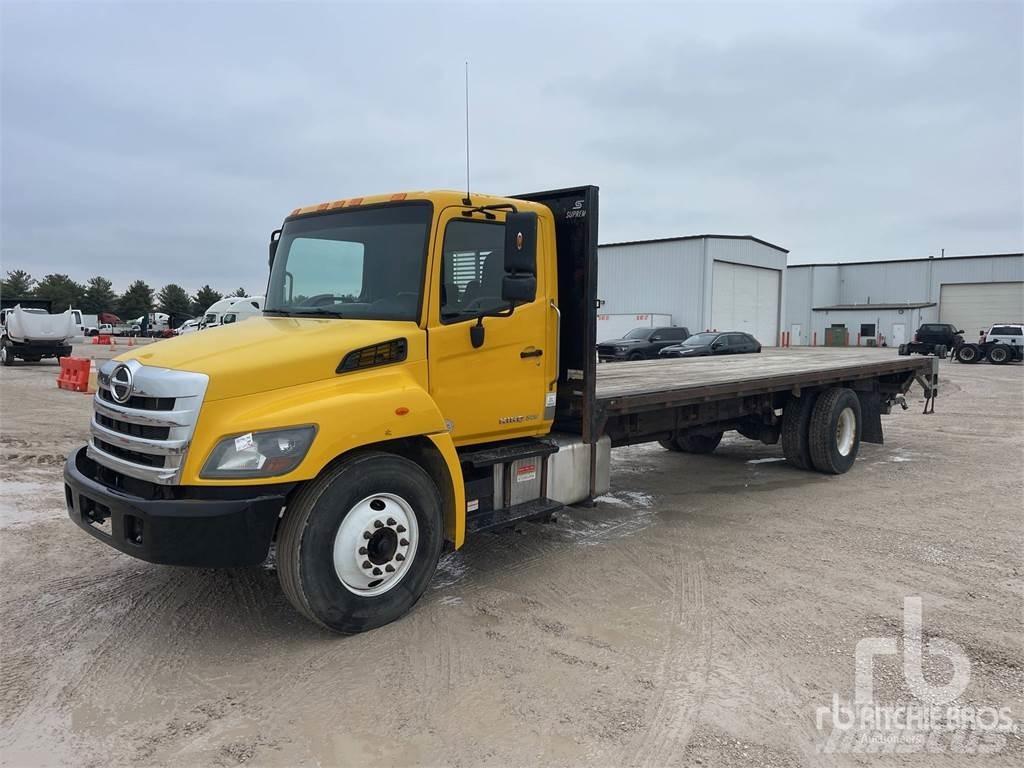 Hino 268 Tovornjaki s kesonom/platojem