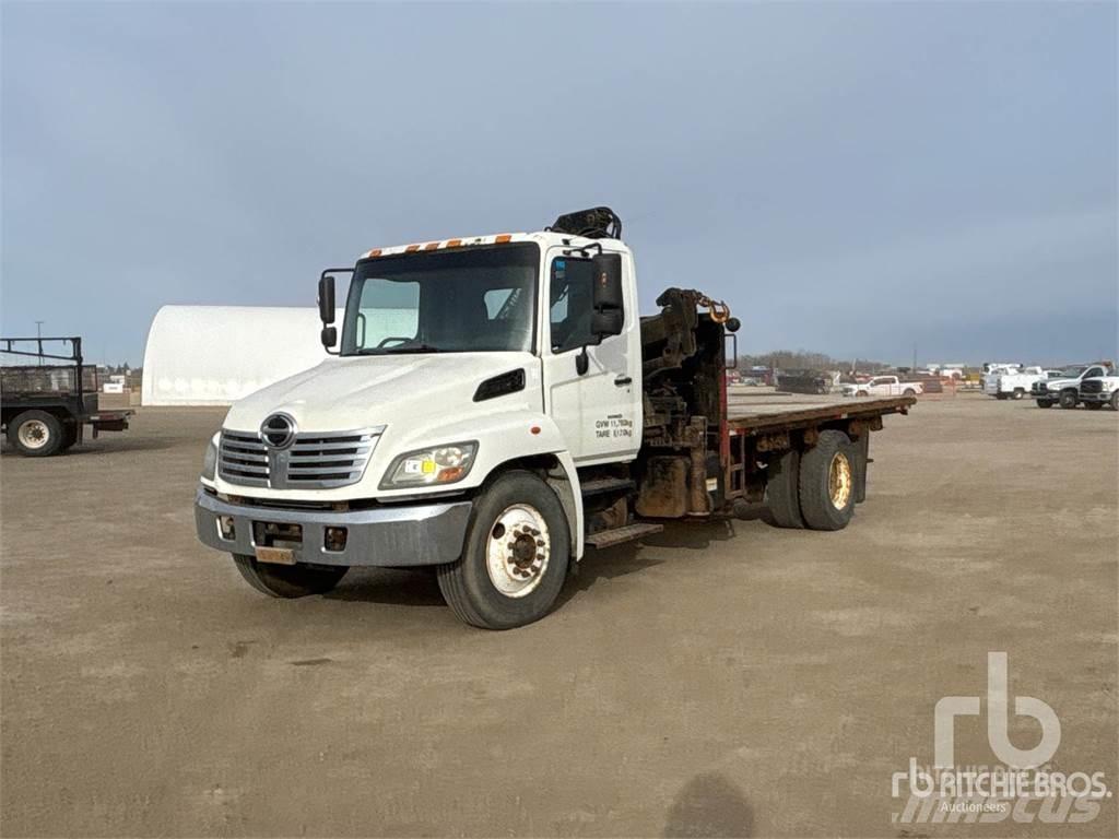 Hino 338 Tovornjaki z žerjavom