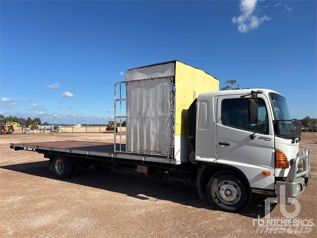 Hino FD1J Tovornjaki s kesonom/platojem