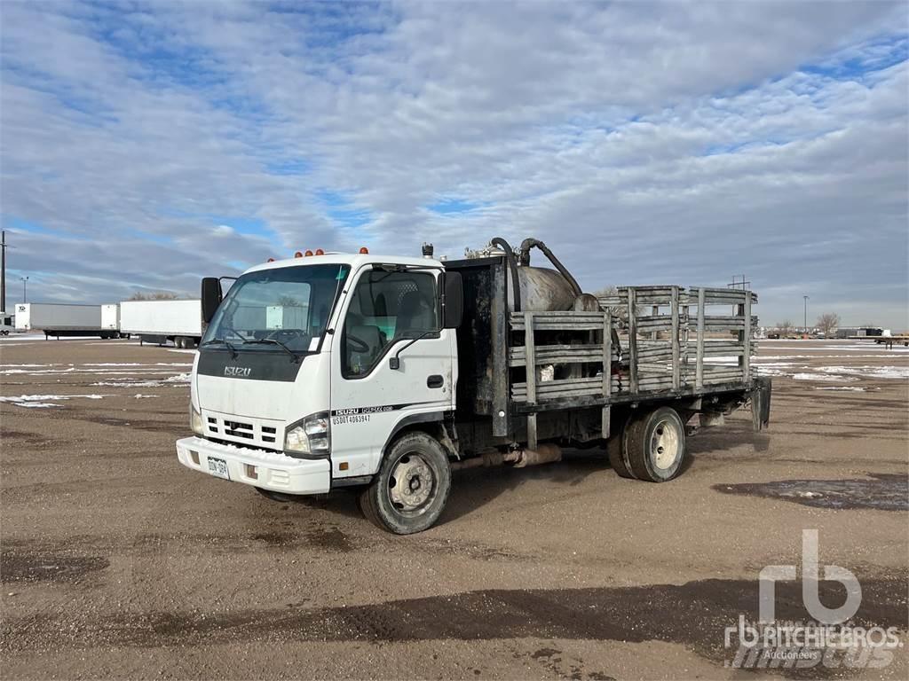 Isuzu NPR Tovornjaki s kesonom/platojem