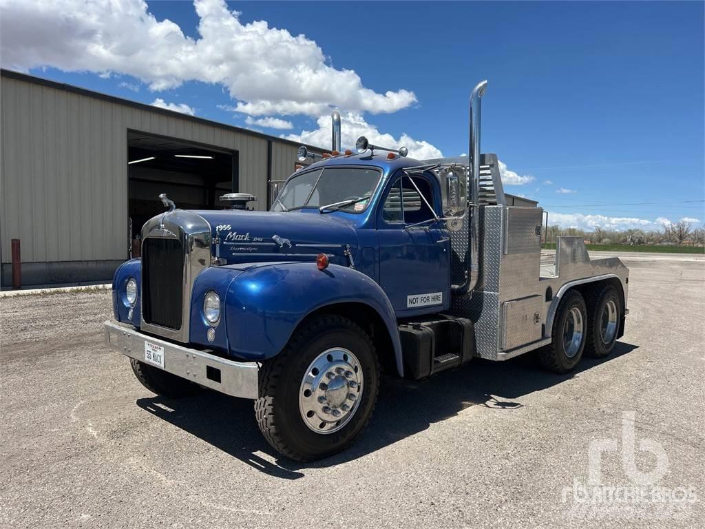 Mack B61 Tovornjaki s kesonom/platojem