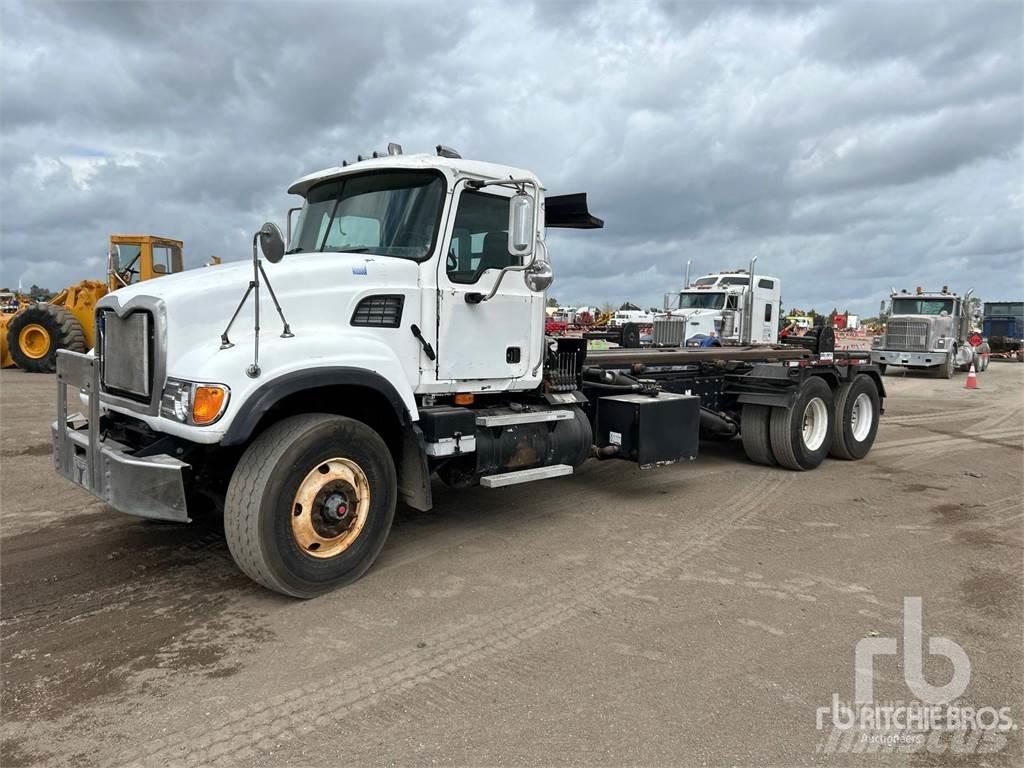 Mack CV713 Razstavljivi tovornjaki z žičnimi dvigali