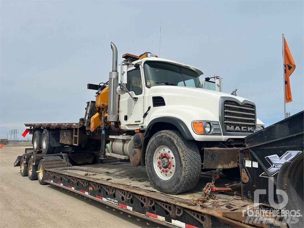 Mack CV713 Tovornjaki z žerjavom