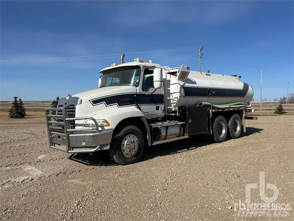 Mack CX613 Tovornjaki za vodo