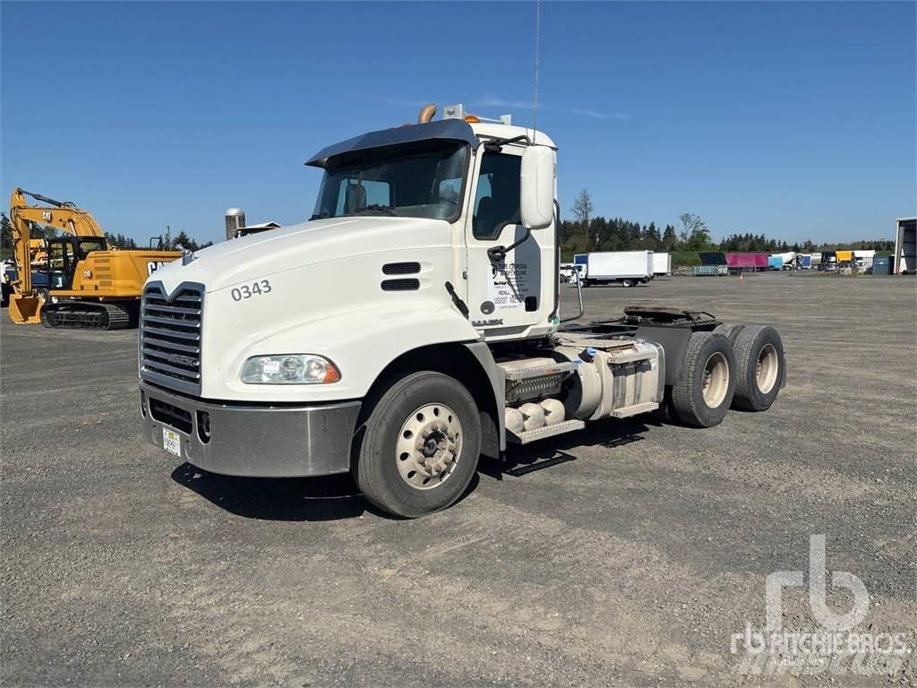 Mack CXU613 Vlačilci
