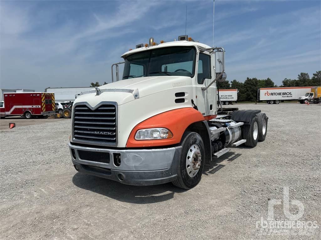 Mack CXU613 Vlačilci