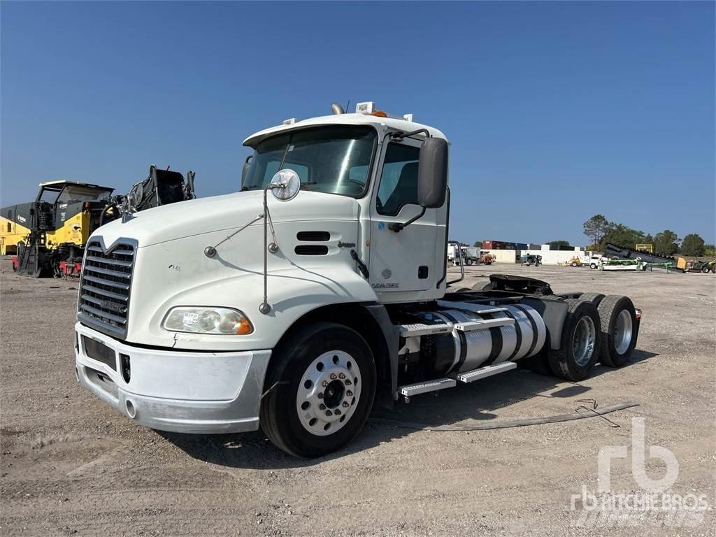 Mack CXU613 Vlačilci