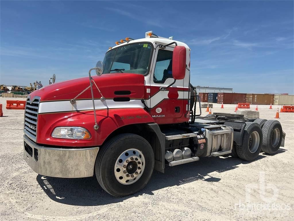 Mack CXU613 Vlačilci
