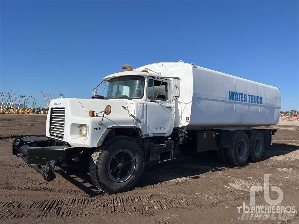 Mack DM690SX Tovornjaki za vodo