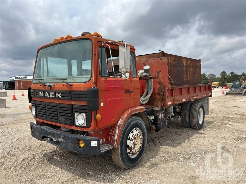 Mack MS200 Tovornjaki s kesonom/platojem
