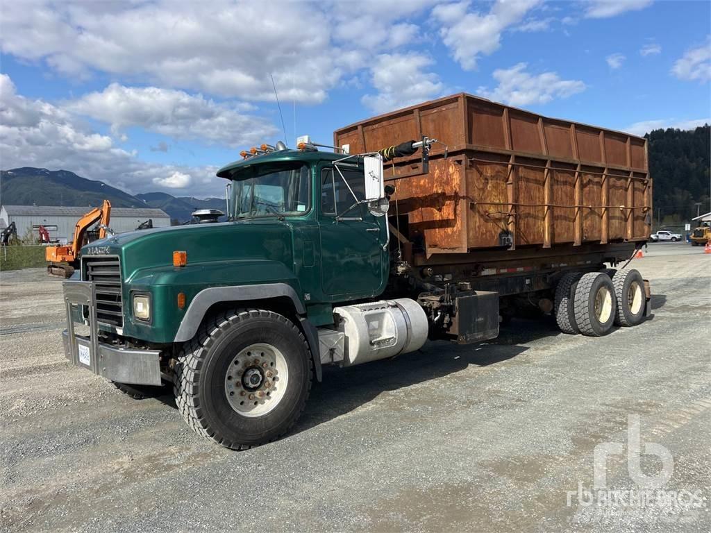 Mack RD688S Razstavljivi tovornjaki z žičnimi dvigali