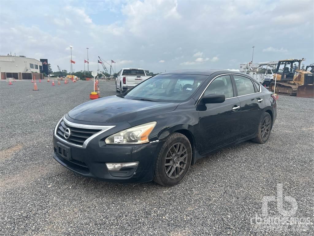 Nissan ALTIMA Avtomobili