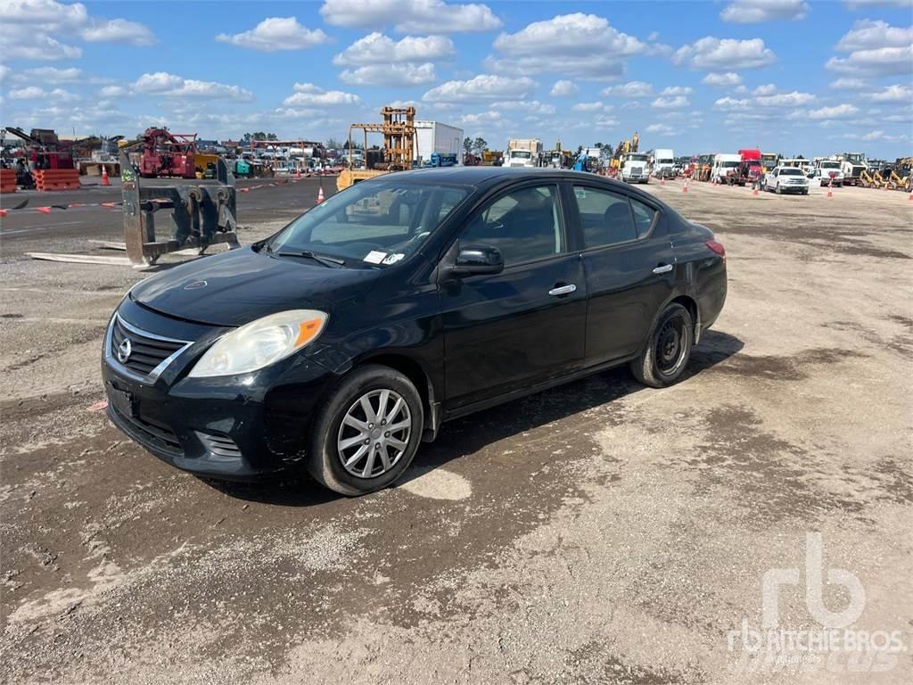 Nissan VERSA Avtomobili